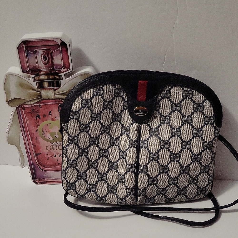 Gucci GG Supreme Sherry Line Vintage Shoulder Bag With COA